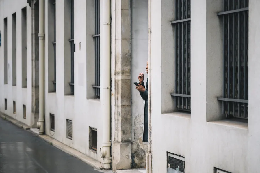 paris street smoker 3945