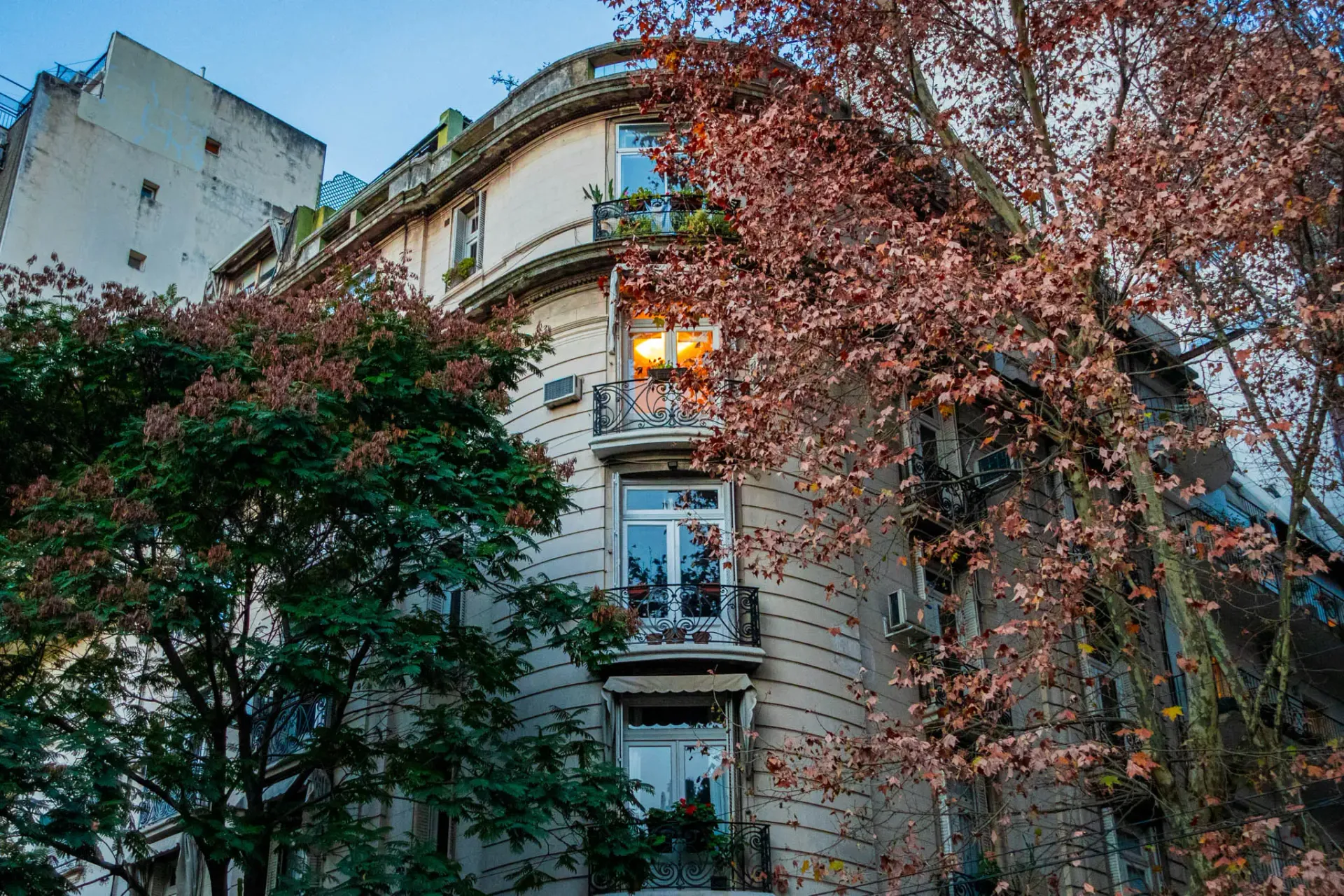 A building at dusk in Buenos Aires